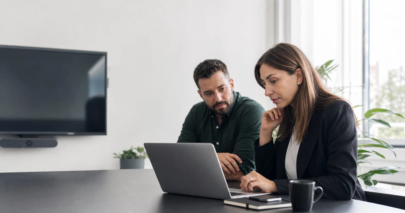 Рекрутёр и нанимающий руководитель проверяют найденных кандидатов